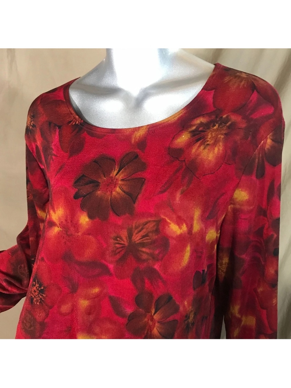 Women's Red Floral Long-Sleeve Scoop Neck Top by Botions